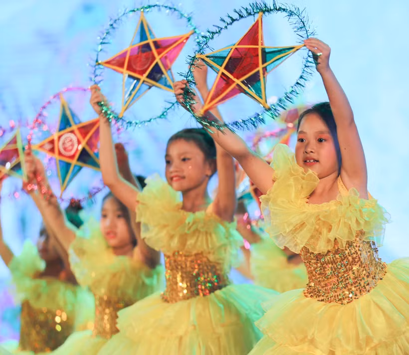 Các em thiếu nhi biểu diễn văn nghệ trong lễ khai mạc. Ảnh: Thanh Tùng – TTXVN