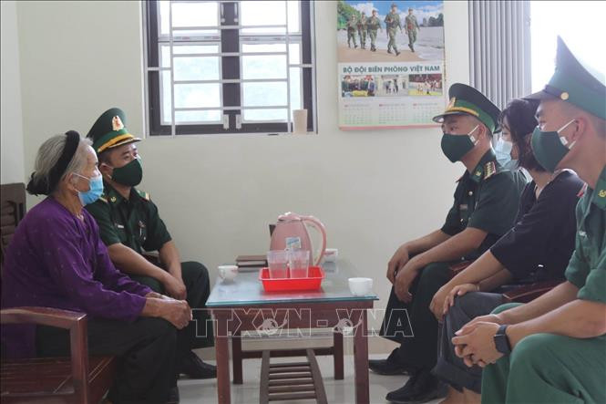 Cán bộ chiến sỹ Đồn Biên phòng Tân Thanh (Lạng Sơn) tuyên truyền pháp luật cho người dân khu vực biên giới. Ảnh: Quang Duy - TTXVN