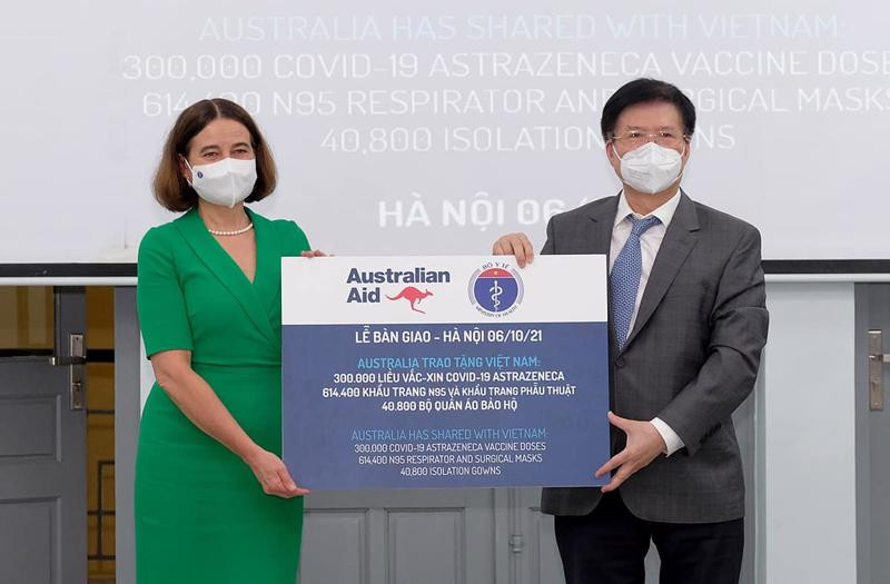 Bộ Y tế tiếp nhận thêm 300.000 liều vaccine COVID-19 và trang thiết bị chống dịch từ Australia