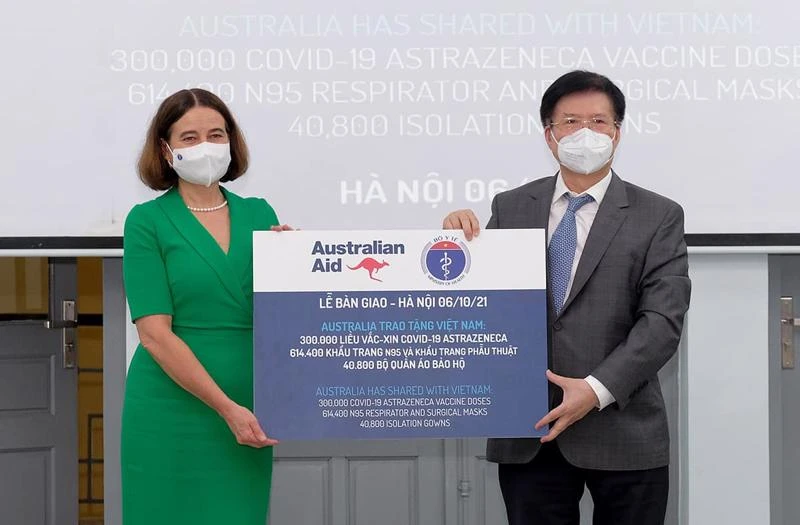Bộ Y tế tiếp nhận thêm 300.000 liều vaccine COVID-19 và trang thiết bị chống dịch từ Australia