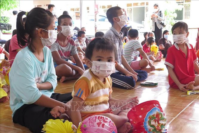 Các em nhỏ ở chùa Thanh Sơn, xã Cam Hải Đông, huyện Cam Lâm, tỉnh Khánh Hòa vui trung thu với bánh kẹo và lồng đèn. Ảnh: Phan Sáu - TTXVN