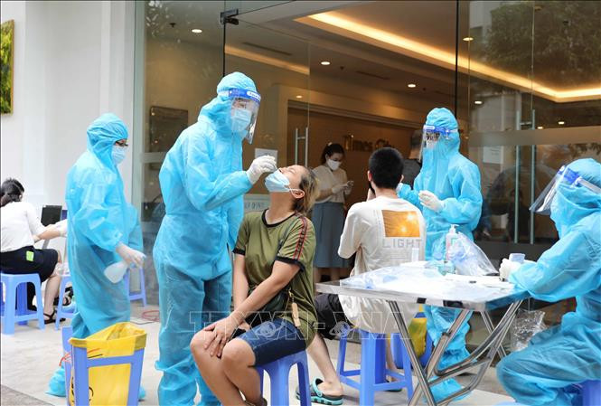 Lấy mẫu xét nghiệm SARS-CoV-2 cho cư dân khu đô thi Vinhomes Times City trong sáng 11/8. Ảnh: Thanh Tùng - TTXVN