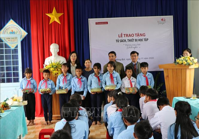 Trao quà cho các e học sinh Trường Phổ thông dân tộc bán trú cấp 1,2 Măng Bút II. Ảnh: Cao Nguyên - TTXVN