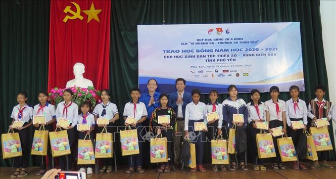 Đại diện Tỉnh Đoàn và các nhà tài trợ trao học bổng cho các học sinh dân tộc thiểu số - vùng biển đảo. Ảnh: Xuân Triệu - TTXVN