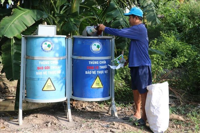 Những thùng chứa, phân loại rác thải thuốc bảo vệ thực vật ở xã Tân Mỹ, huyện Thanh Bình. Ảnh: Nguyễn Văn Trí - TTXVN