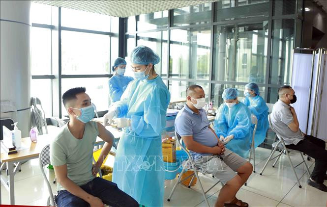 Hoạt động tiêm vaccine phòng COVID -19 tại một điểm tiêm chủng trên địa bàn thành phố Vĩnh Yên. Ảnh: Hoàng Hùng - TTXVN