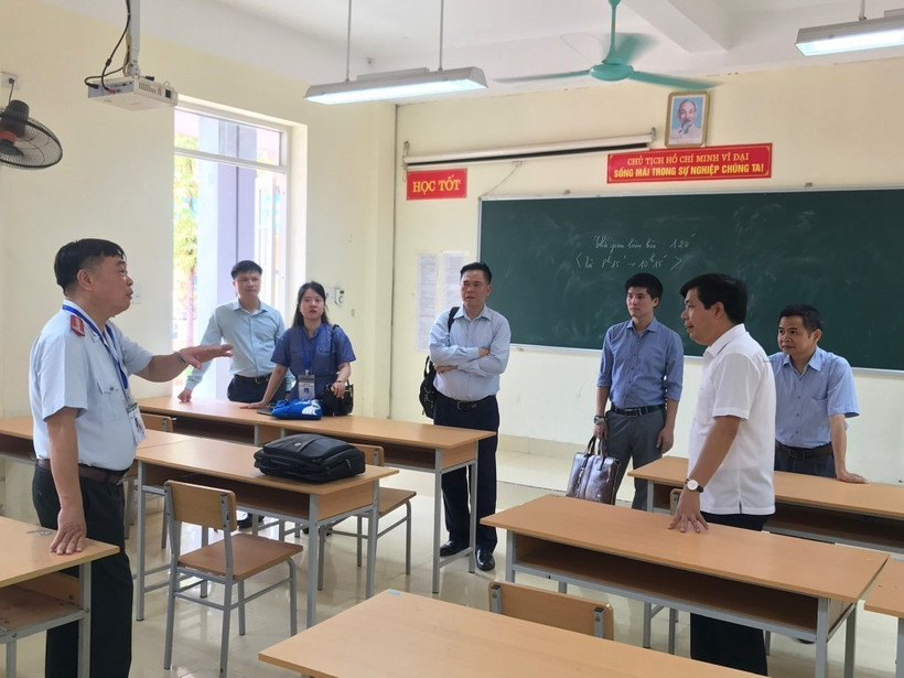 Đoàn công tác của Ban Chỉ đạo Kì thi tốt nghiệp THPT năm 2023 tỉnh Cao Bằng kiểm tra cơ sở vật chất tại điểm thi Trường THPT huyện Nguyên Bình, tỉnh Cao Bằng. Ảnh: Chu Hiệu-TTXVN.
