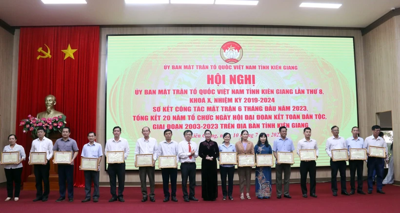 Khen thưởng các tập thể có thành tích xuất sắc trong công tác đóng góp “Quỹ vì người nghèo”. Ảnh: Lê Sen - TTXVN