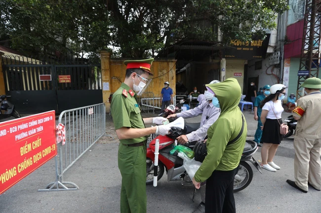 Hà Nội tăng cường 10 tổ công tác tuần tra kiểm soát, phát hiện xử lý các trường hợp vi phạm về giãn cách xã hội