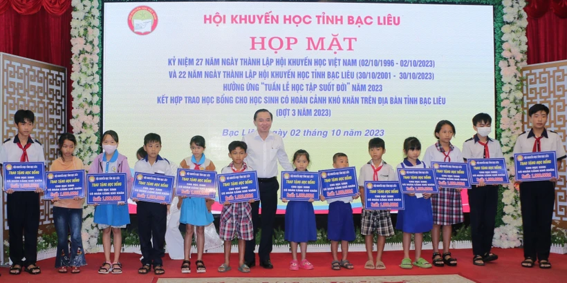 Phó Chủ tịch UBND tỉnh Bạc Liêu Phan Thanh Duy trao học bổng đợt 3 năm 2023 cho học sinh có hoàn cảnh khó khăn. Ảnh: Tuấn Kiệt – TTXVN
