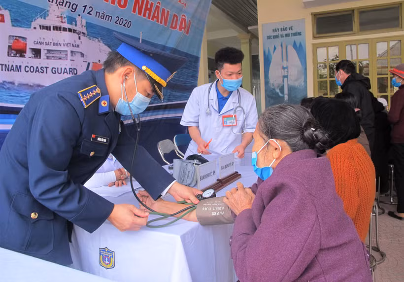Bộ Tư lệnh Cảnh sát biển phối hợp với Hội Thầy thuốc trẻ Việt Nam, Bộ Chỉ huy quân sự tỉnh Nghệ An tổ chức khám bệnh, tư vấn sức khỏe, cấp thuốc miễn phí cho người dân. Nguồn: canhsatbien.vn