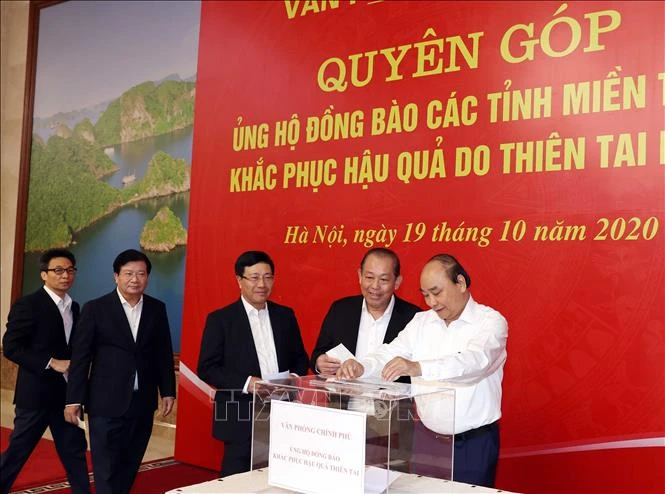 Thủ tướng Nguyễn Xuân Phúc và các Phó Thủ tướng ủng hộ đồng bào niền Trung khắc phục hậu quả do do thiên tai lũ lụt. Ảnh: Thống Nhất – TTXVN