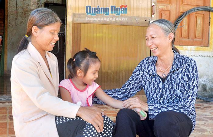 Bà Đinh Thị Thu (bên phải) thường xuyên thăm hỏi người dân trong tổ dân phố. Ảnh: baoquangngai.vn