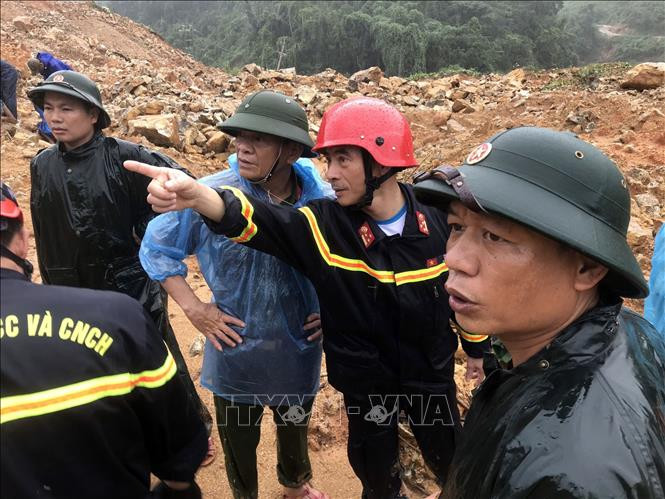 Lực lượng cứu hộ tiếp cận hiện trường vụ sạt lở núi tại Thủy điện Rào Trăng 3. Ảnh: TTXVN phát