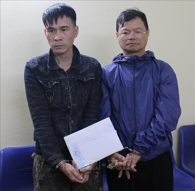 Hai đối tượng và tang vật. Ảnh: TTXVN phát