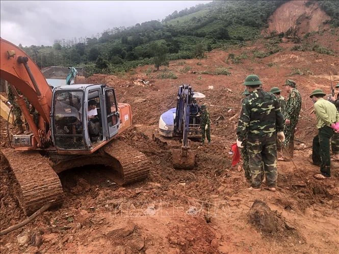Lực lượng cứu hộ đang gấp rút tìm kiếm những thi thể cuối cùng. Ảnh: TTXVN phát