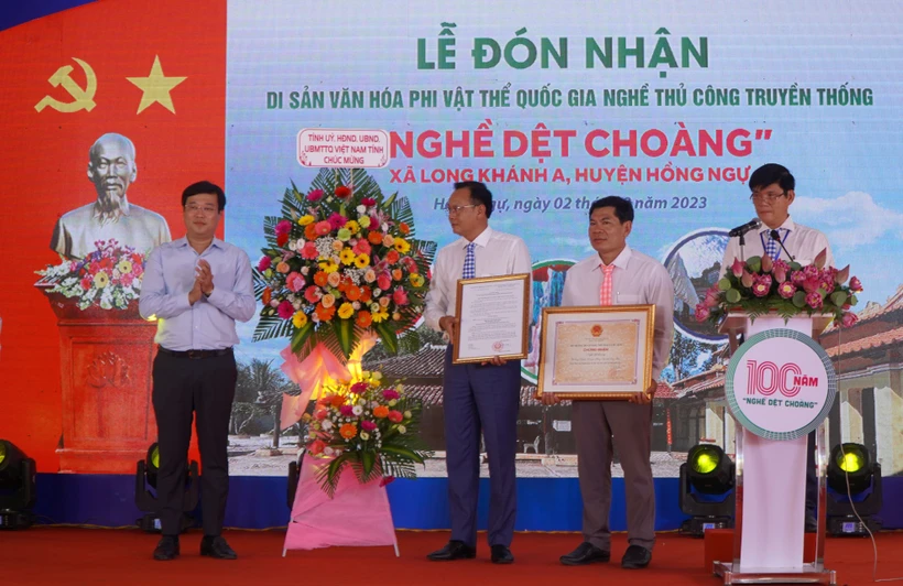 Trao quyết định và Bằng công nhận của Bộ Văn hóa, Thể thao và Du lịch đưa Nghề dệt choàng xã Long Khánh A vào danh mục di sản văn hóa phi vật thể quốc gia. Ảnh: Nhựt An - TTXVN