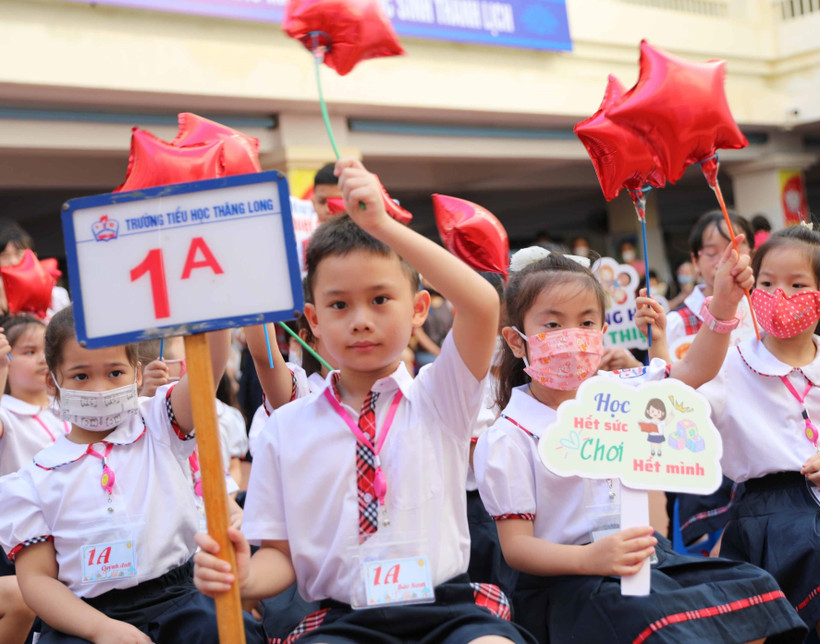 Học sinh lớp 1 trường Tiểu học Thăng Long, quận Hoàn Kiếm (Hà Nội) trong ngày tựu trường 22/8/2022 của năm học 2022-2023. Ảnh: Thanh Tùng - TTXVN