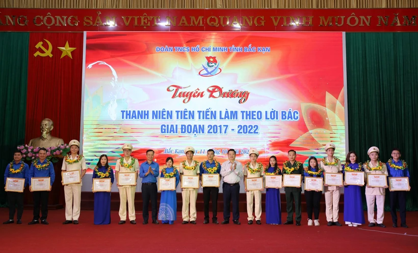 Ban Thường vụ Tỉnh đoàn trao tặng danh hiệu “Thanh niên tiên tiến làm theo lời Bác” giai đoạn 2017 – 2022 cho 16 tập thể và 23 cá nhân là những thanh niên tiêu biểu, xuất sắc trên các lĩnh vực. Ảnh: Vũ Hoàng Giang - TTXVN