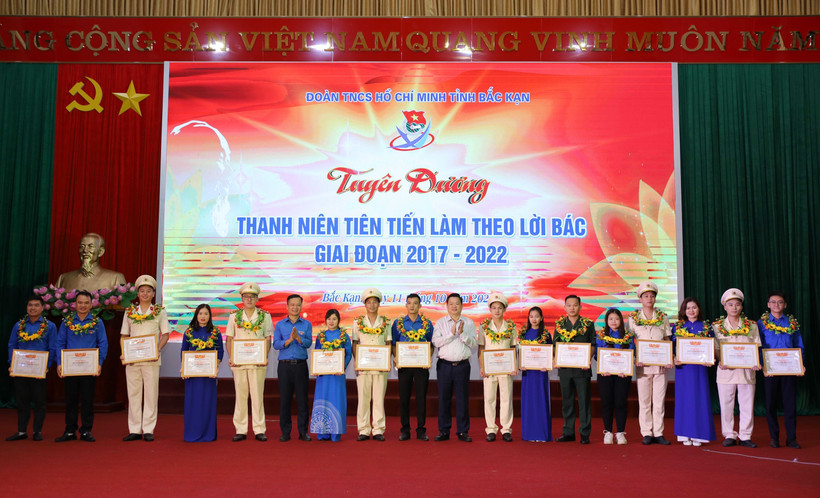 Ban Thường vụ Tỉnh đoàn trao tặng danh hiệu “Thanh niên tiên tiến làm theo lời Bác” giai đoạn 2017 – 2022 cho 16 tập thể và 23 cá nhân là những thanh niên tiêu biểu, xuất sắc trên các lĩnh vực. Ảnh: Vũ Hoàng Giang - TTXVN