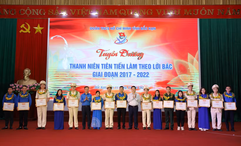 Ban Thường vụ Tỉnh đoàn trao tặng danh hiệu “Thanh niên tiên tiến làm theo lời Bác” giai đoạn 2017 – 2022 cho 16 tập thể và 23 cá nhân là những thanh niên tiêu biểu, xuất sắc trên các lĩnh vực. Ảnh: Vũ Hoàng Giang - TTXVN