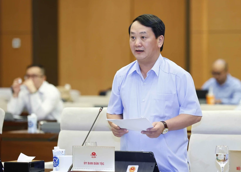Bộ trưởng, Chủ nhiệm Ủy ban Dân tộc Hầu A Lềnh trình bày tờ trình. Ảnh: Doãn Tấn - TTXVN