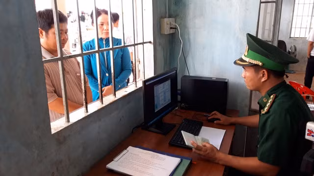 Lực lượng biên phòng làm thủ tục xuất nhập cảnh cho người dân tại cửa khẩu Phước Tân. Ảnh: baochinhphu.vn