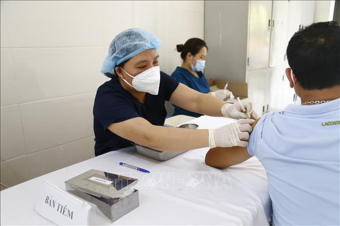 Tiêm vaccine COVID-19 mũi 4 cho người dân. Ảnh: Nam Sương - TTXVN