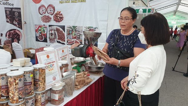 Người dân Thủ đô tham quan và mua sắm tại hội chợ. Ảnh: Phương Anh - TTXVN