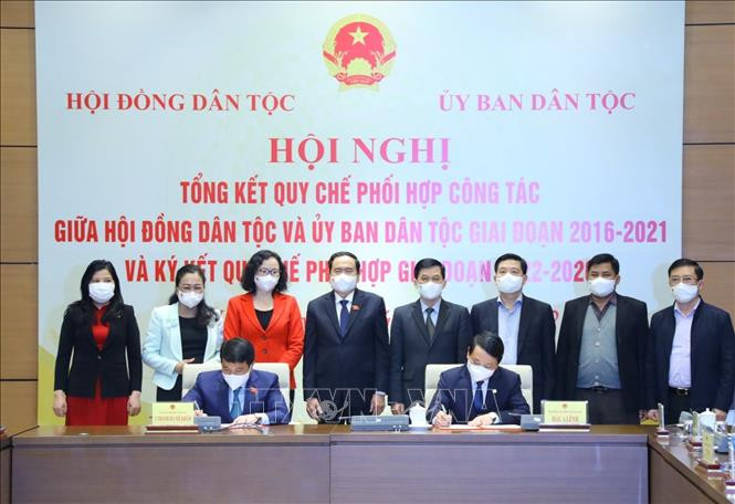 Ký kết Quy chế phối hợp công tác giữa Hội đồng Dân tộc và Ủy ban Dân tộc giai đoạn 2022-2026. Ảnh: Văn Điệp – TTXVN