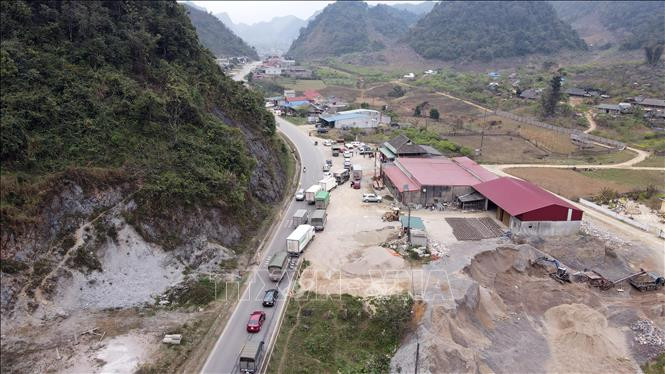 Các phương tiện dừng lại để khai báo thông tin tại chốt kiểm soát trên Quốc lộ 6, huyện Vân Hồ, tỉnh Sơn La. Ảnh: Hữu Quyết - TTXVN