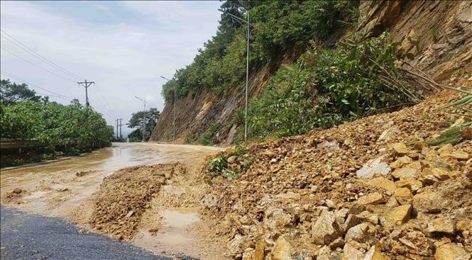 Đất đá sạt lở xuống đường đi khu du lịch Tam Đảo. Ảnh: Hoàng Hùng - TTXVN