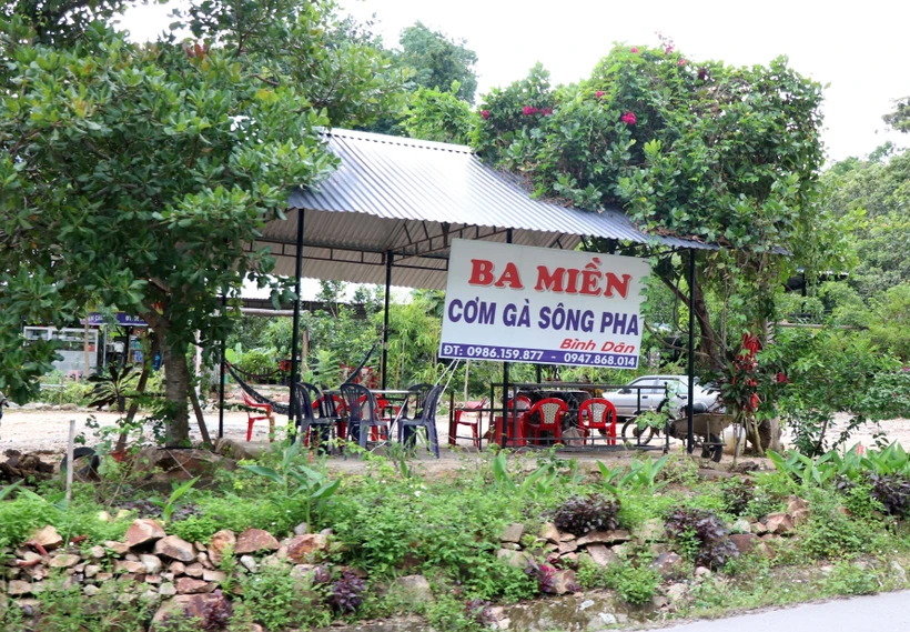 Người dân tự ý lấn chiếm đất rừng phòng hộ để mở quán ăn uống bên đường Quốc lộ 27 thuộc đoạn đường đèo Ngoạn Mục. Ảnh: Công Thử - TTXVN