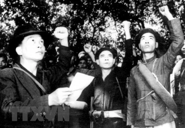 Đại tướng Võ Nguyên Giáp đọc Lời Tuyên thệ trong Ngày Thành lập Đội Việt Nam tuyên truyền Giải phóng quân tại Cao Bằng, ngày 22/12/1944. Ảnh: Tư liệu TTXVN