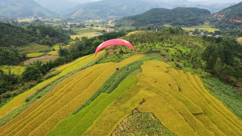 Bay dù lượn ngắm ruộng bậc thang ở Bình Liêu. Nguồn: baoquangninh.com.vn