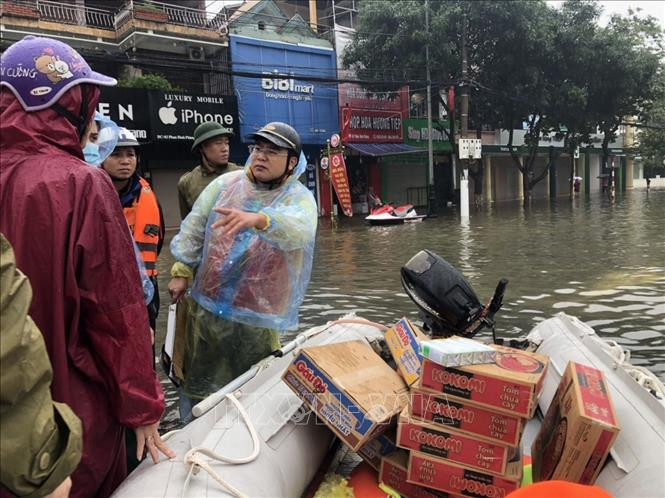 Anh Trần Văn Hậu, đại diện nhóm Thiện tâm Cương Gián (huyện Nghi Xuân, Hà Tĩnh) cho biết, nhóm đi xuồng đến những điểm người dân bị cô lập, không thể ra ngoài được để cứu trợ hàng ăn bao gồm: mì tôm, sữa, lương khô… Ảnh: Hoàng Ngà - TTXVN