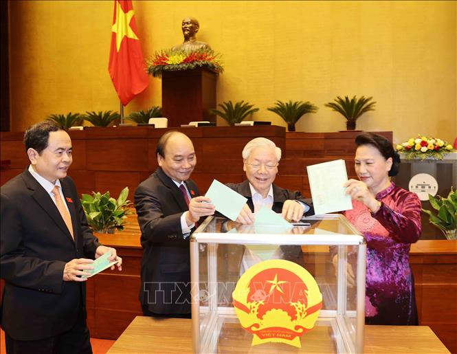 Tổng Bí thư, Chủ tịch nước Nguyễn Phú Trọng cùng các đồng chí lãnh đạo Đảng và Nhà nước bỏ phiếu bầu Chủ tịch Quốc hội, Chủ tịch Hội đồng bầu cử quốc gia. Ảnh: Trí Dũng – TTXVN