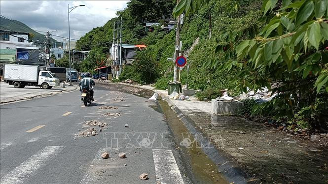 Đất đá, rác thải của người dân theo dòng nước mưa hôm 26/10 từ trên khu vực núi nguy cơ sạt lở cao thuộc khu vực tổ 3 Trường Hải, núi Hòn Chụt, phường Vĩnh Trường trôi xuống. Ảnh: TTXVN