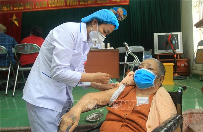 Tiêm vaccine cho người lớn tuổi tại bệnh viện đa khoa quận Ngô Quyền. Ảnh: An Đăng - TTXVN