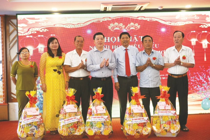 Ông Lê Sơn Hải, Thứ trưởng, Phó Chủ nhiệm Ủy ban Dân tộc (người đứng giữa) và ông Vương Phương Nam, Phó Chủ tịch UBND tỉnh trao quà cho Người có uy tín dân tộc Hoa và cán bộ làm công tác dân tộc đã nghỉ hưu nhân dịp Tết Đoan ngọ người Hoa. Nguồn: baodanto
