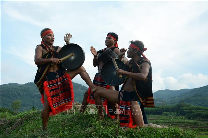Nghệ nhân ưu tú Hồ Văn Biên hướng dẫn tư thế đấu chiêng. Ảnh: baoquangngai.vn