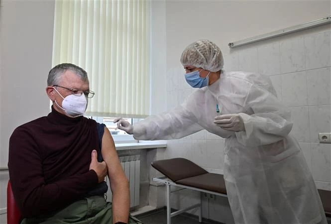 Nhân viên y tế tiêm vaccine ngừa COVID-19 cho người dân tại Kiev, Ukraine ngày 7/4/2021. Ảnh: AFP/TTXVN 