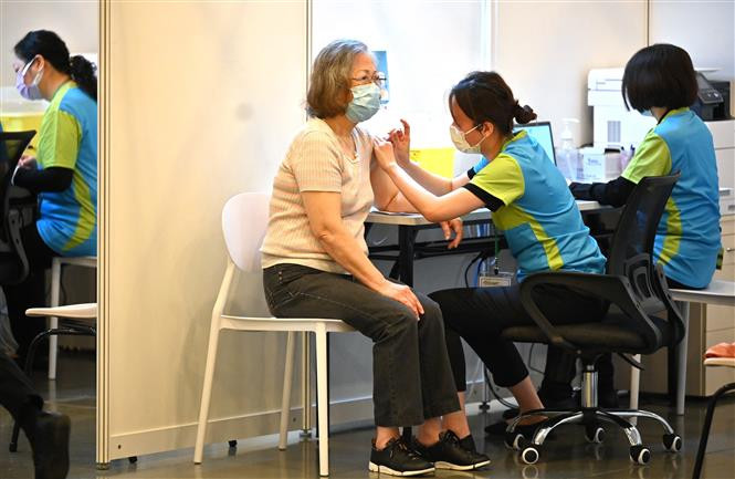 Nhân viên y tế tiêm vaccine ngừa COVID-19 cho người dân tại Hong Kong, Trung Quốc. Ảnh: AFP/TTXVN 