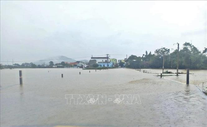 Nước lũ gây ngập các tuyến đường tại phường Nhơn Hưng, thị xã An Nhơn. Ảnh: TTXVN phát