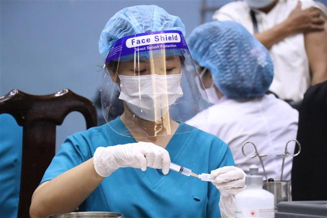 Tỉnh Đắk Lắk tăng tốc tiêm vaccine phòng COVID-19 để sớm tạo miễn dịch cộng đồng. Ảnh: Tuấn Anh - TTXVN