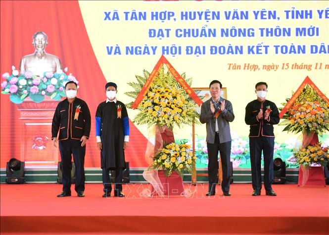 Đồng chí Võ Văn Thưởng (thứ hai, phải sang) - Uỷ viên Bộ Chính trị, Thường trực Ban Bí thư tặng hoa và quà chúc mừng Đảng bộ, chính quyền và nhân dân các dân tộc xã Tân Hợp. Ảnh: Tuấn Anh-TTXVN