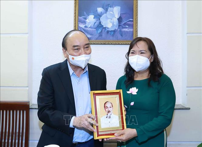 Chủ tịch nước Nguyễn Xuân Phúc thăm tặng quà cho thạc sĩ nhà giáo, Triệu Thị Huệ, sinh năm 1965, sống tại phường 15, Quận 5, TP Hồ Chí Minh. Nhà giáo nguyên là Tổ trưởng Tổ Ngữ văn, Trường THPT chuyên Lê Hồng Phong. Ảnh: Thống Nhất – TTXVN