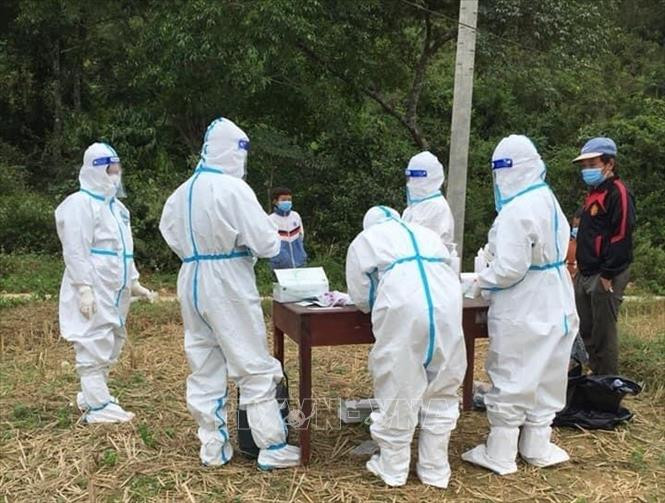 Lực lượng y tế lấy mẫu xét nghiệm cho các cháu học sinh ở xã Thuận Hòa, huyện Vị Xuyên (Hà Giang). Ảnh: Minh Tâm-TTXVN