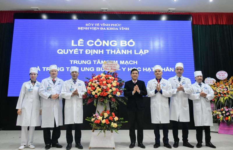 Đ/c Vũ Việt Văn - Phó Chủ tịch thường trực UBND tỉnh tặng hoa chúc mừng tại buổi lễ. Nguồn: dakhoavinhphuc.com