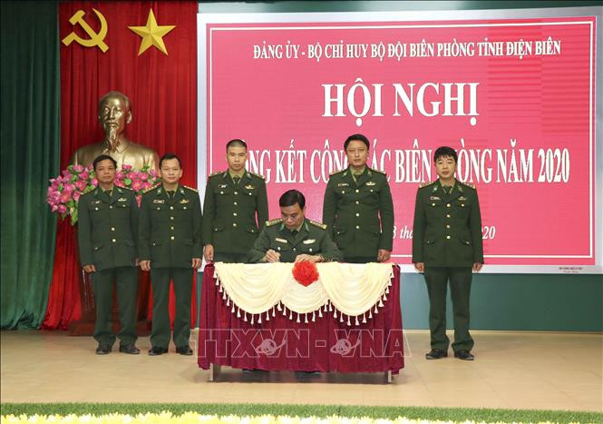Các đơn vị ký kết thi đua năm 2021. Ảnh: Xuân Tư – TTXVN